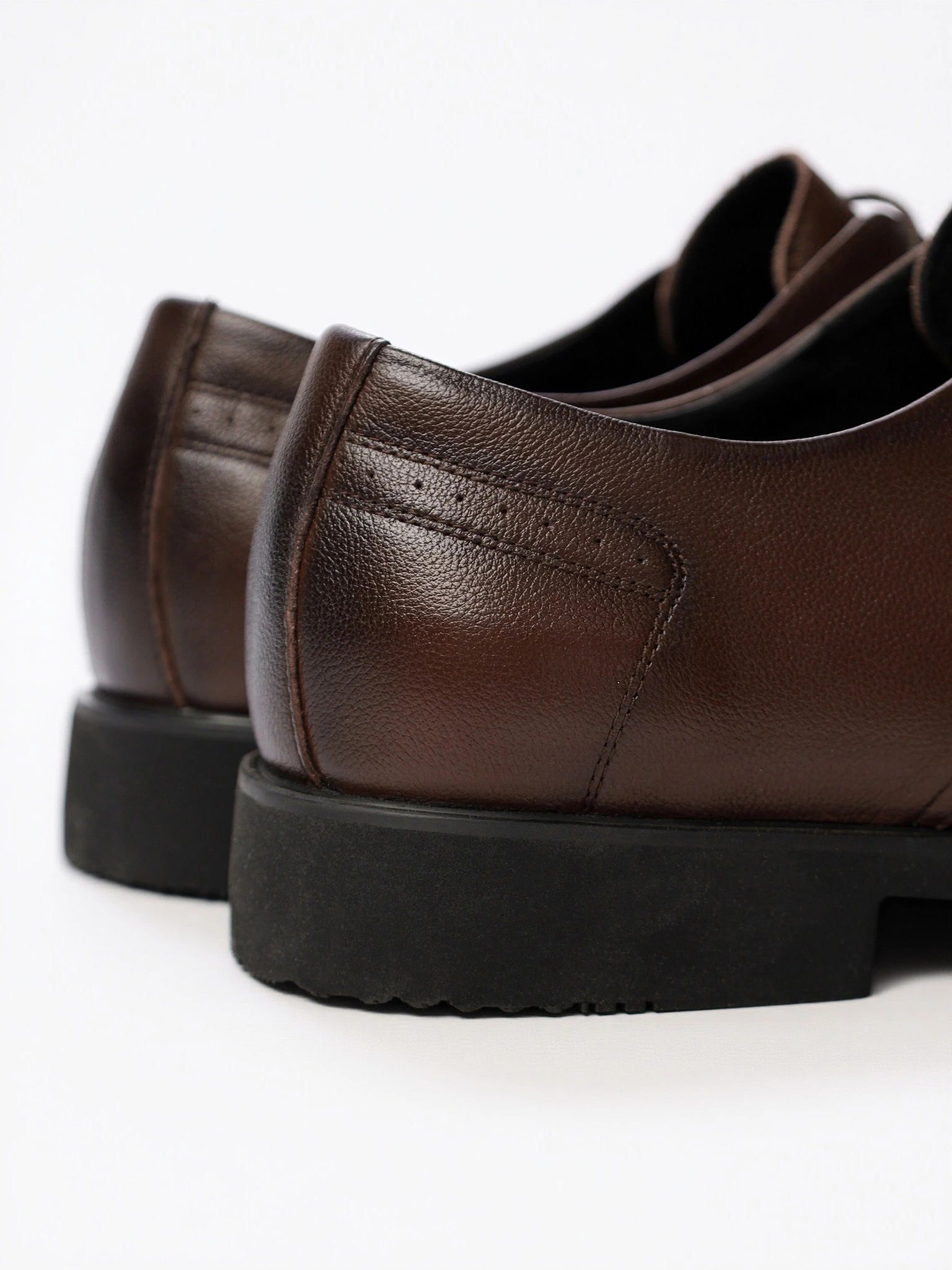 Туфли-дерби коричневого цвета на низком каблуке